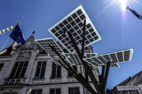 法国在街上种电子书：太阳能发电、提供WiFi